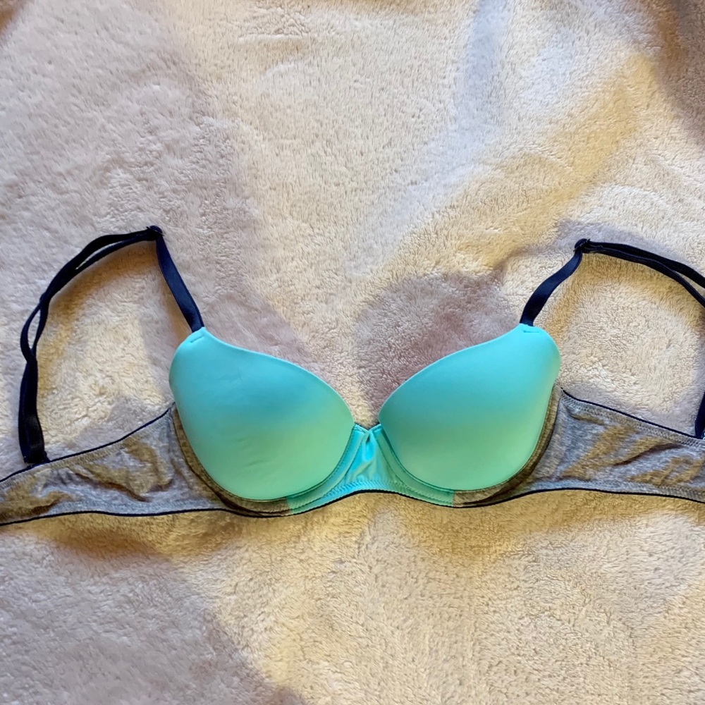 VS PINK Wear Everywhere Lightly Lined Bra sz 32AA